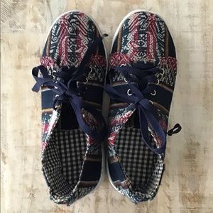 Multicolored embroidered shoes!
